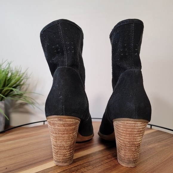 Enzo Angiolini | 6 Black Suede Gettup Boot Perforated Booties - Picture 4 of 13